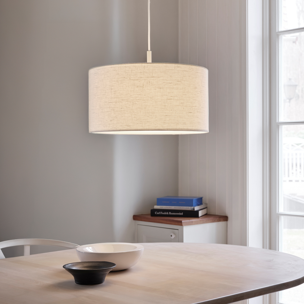 Soft Ø44 Hvid/sand loftslampe Fra Belid - Soft pendellampe er en stilfuld lampe med en blødt afrundet form, der skaber et varmt og behageligt lys.