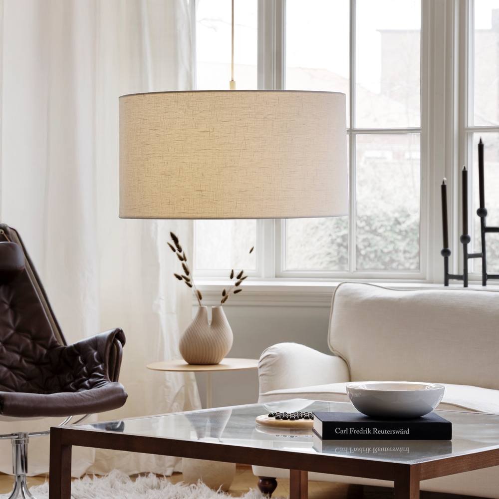 Soft Ø60 Hvid/sand loftslampe Fra Belid - Soft pendellampe er en stilfuld lampe med en bl&oslash;dt afrundet form, der skaber et varmt og behageligt lys.