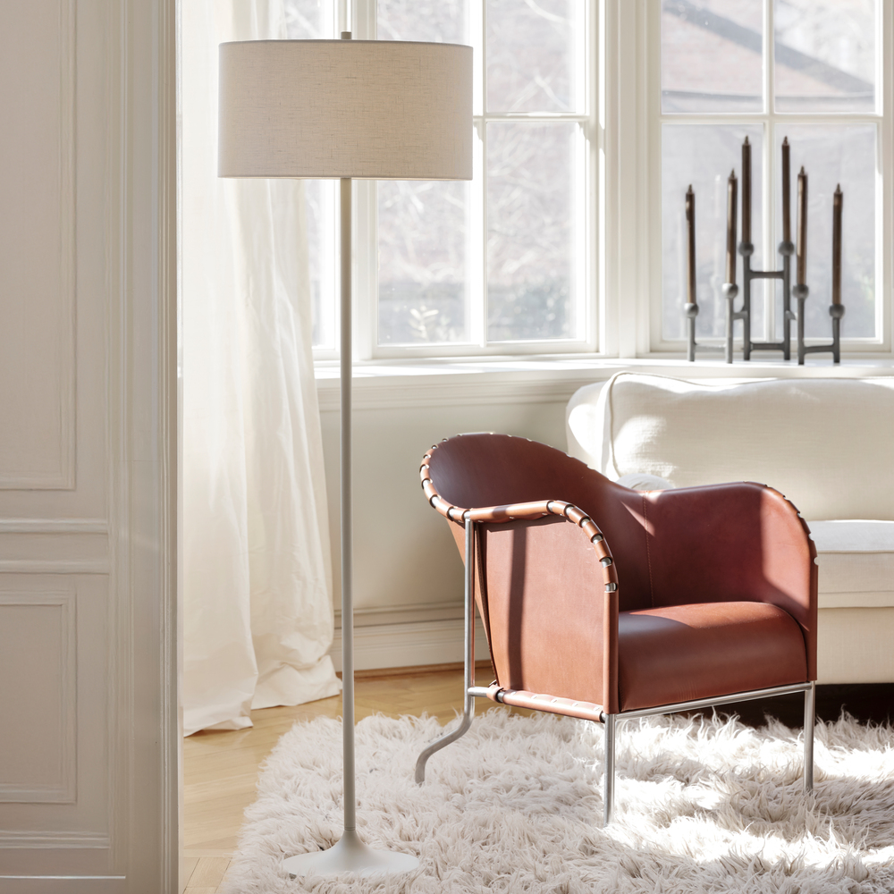 Soft Hvid/sand gulvlampe Fra Belid - Soft gulvlampe er en stilfuld og harmonisk lampe med en sk&aelig;rm i hvid, europ&aelig;isk dyrket h&oslash;r og en netstang i sandfarvet metal.