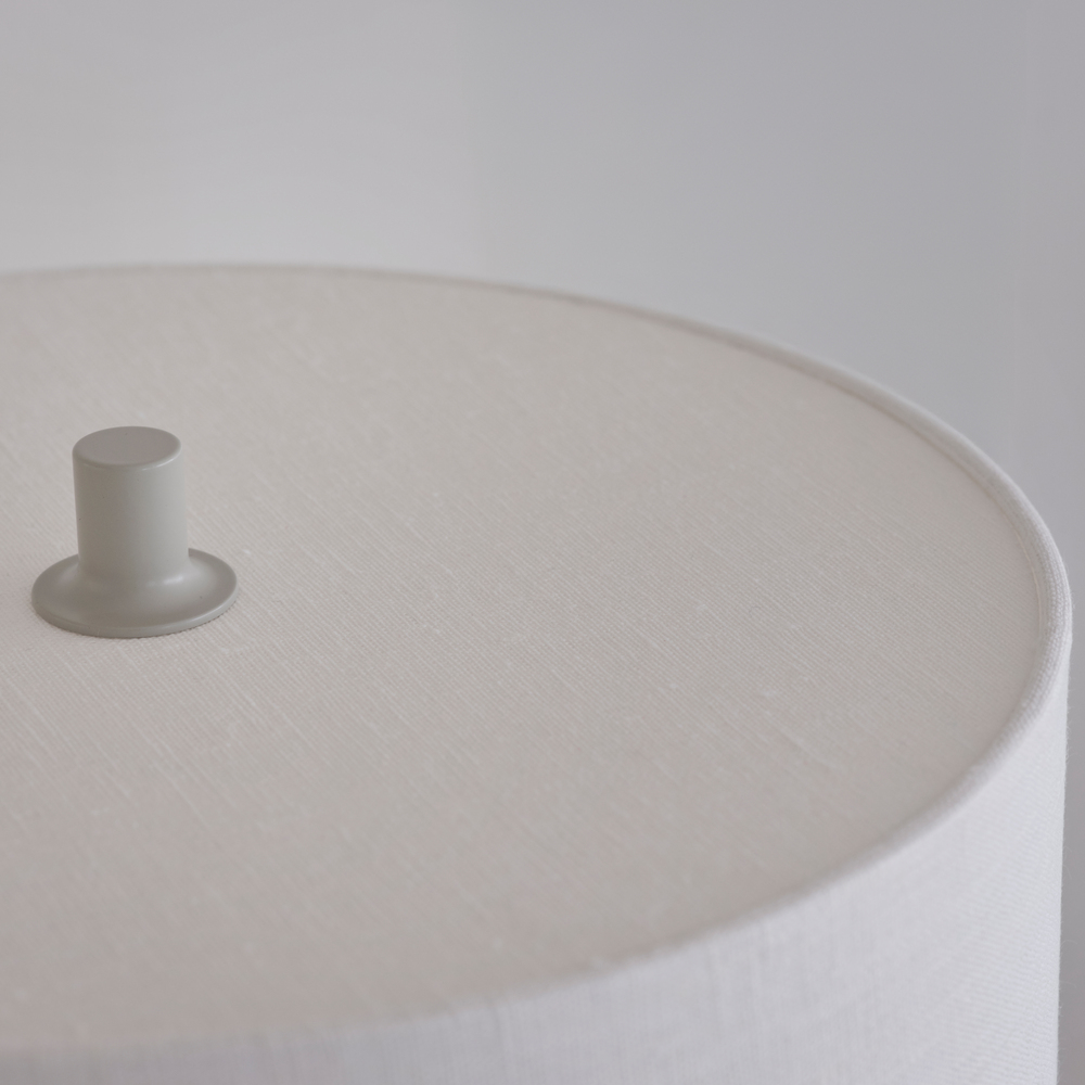 Soft 64cm Hvid/sand bordlampe Fra Belid - Soft bordlampe er en stilfuld og harmonisk lampe med en sk&aelig;rm i hvid, europ&aelig;isk dyrket h&oslash;r og en fod i sandfarvet metal.