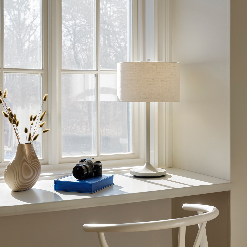 Soft 64cm Hvid/sand bordlampe Fra Belid - Soft bordlampe er en stilfuld og harmonisk lampe med en sk&aelig;rm i hvid, europ&aelig;isk dyrket h&oslash;r og en fod i sandfarvet metal.