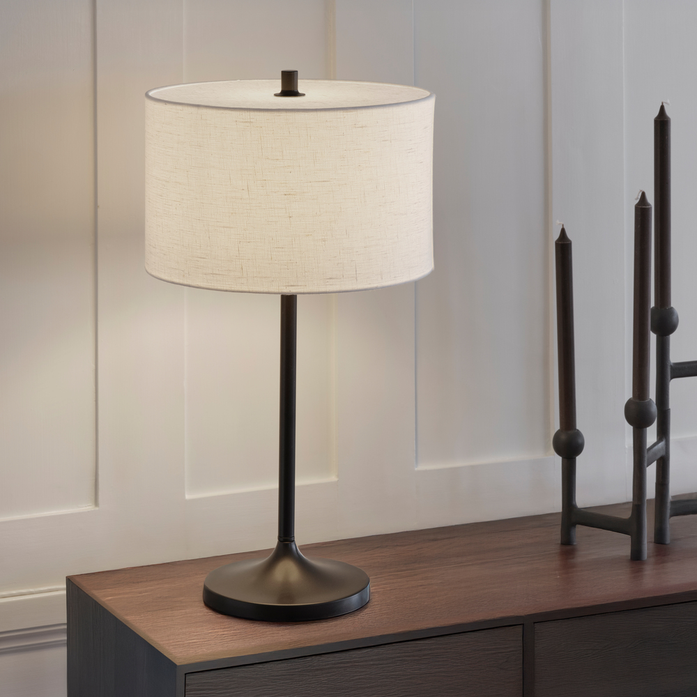 Soft 64cm Hvid/bronze bordlampe Fra Belid - Soft bordlampe er en stilfuld og harmonisk lampe med en sk&aelig;rm i hvid, europ&aelig;isk dyrket h&oslash;r og en fod i metallisk bronzefinish.