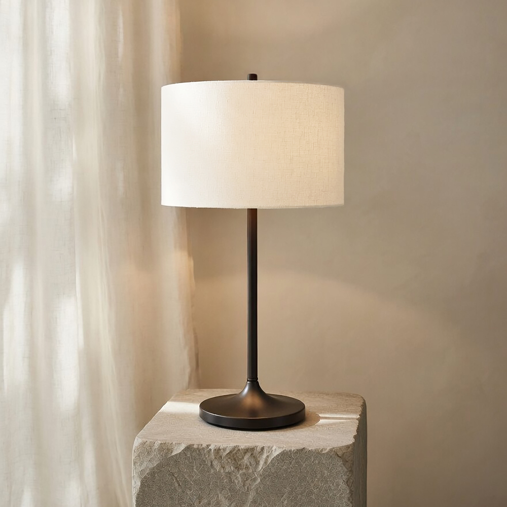 Soft 64cm Hvid/bronze bordlampe Fra Belid - Soft bordlampe er en stilfuld og harmonisk lampe med en sk&aelig;rm i hvid, europ&aelig;isk dyrket h&oslash;r og en fod i metallisk bronzefinish.