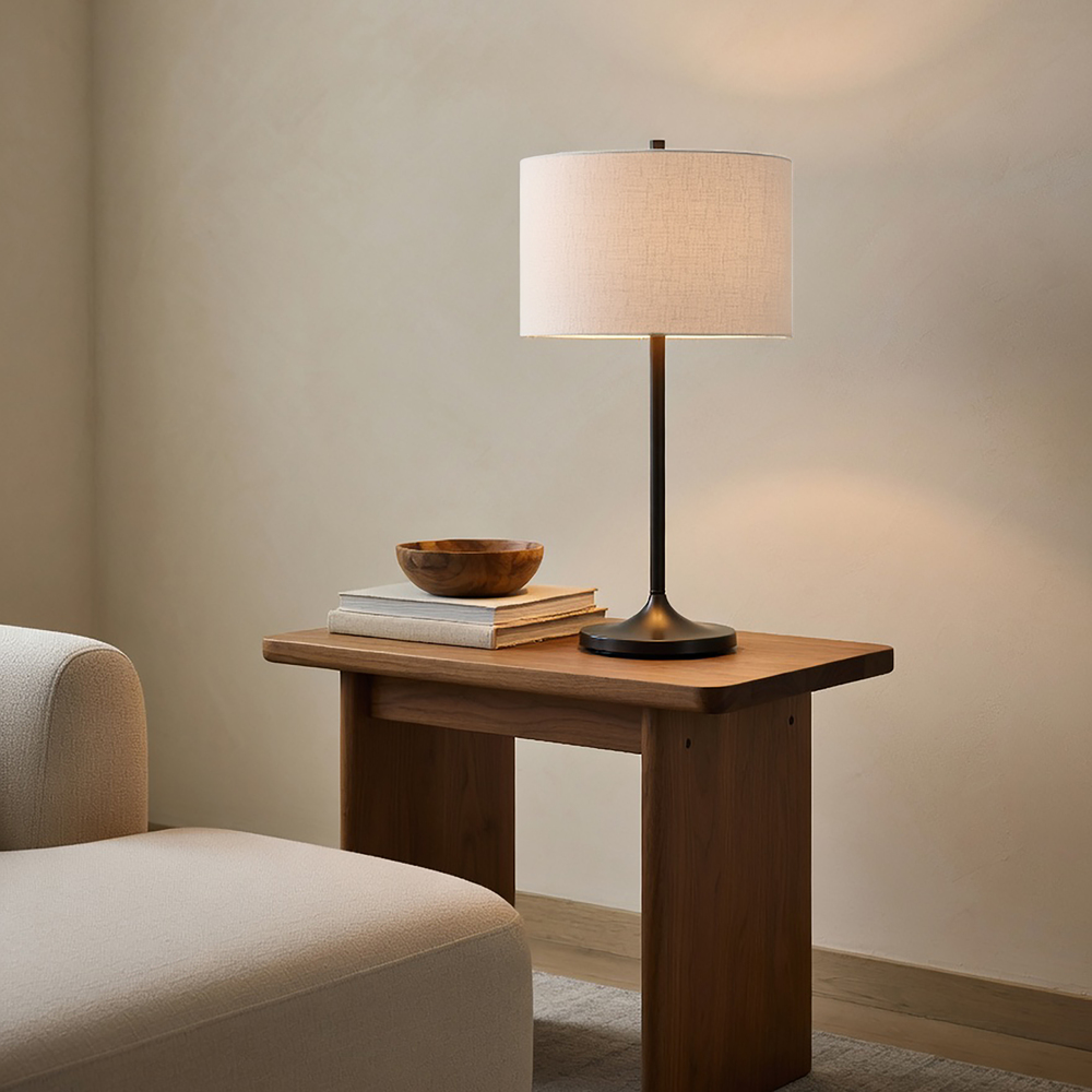 Soft 64cm Hvid/bronze bordlampe Fra Belid - Soft bordlampe er en stilfuld og harmonisk lampe med en sk&aelig;rm i hvid, europ&aelig;isk dyrket h&oslash;r og en fod i metallisk bronzefinish.