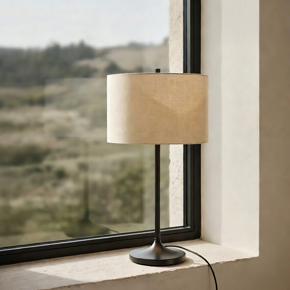 Soft 64cm Natur/bronze bordlampe Fra Belid - Soft bordlampe er en stilfuld og harmonisk lampe med en sk&aelig;rm i naturligt, europ&aelig;isk dyrket h&oslash;rstof og en fod i metallisk bronzefinish.