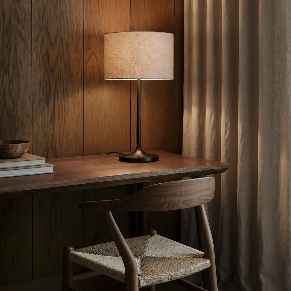Soft 64cm Natur/bronze bordlampe Fra Belid - Soft bordlampe er en stilfuld og harmonisk lampe med en sk&aelig;rm i naturligt, europ&aelig;isk dyrket h&oslash;rstof og en fod i metallisk bronzefinish.