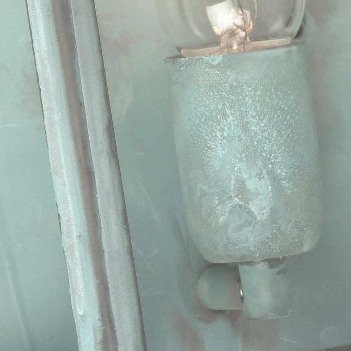 St Martins 30cm Oxideret kobber Fra Elstead Lighting - Den er lavet af massiv messing og klart glas og tilbyder en robust og holdbar konstruktion, der udvikler en smuk patina over tid.