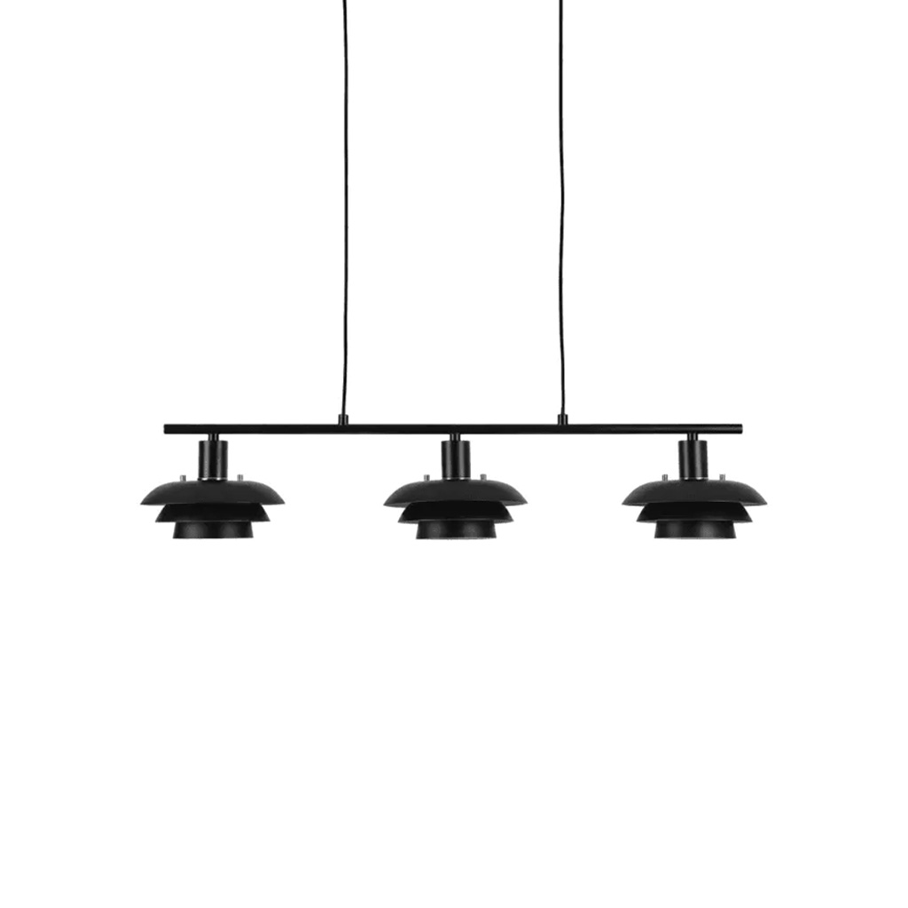 Stealth 86cm Sort loftslampe Fra Nordic Lighting - Stealth er en stilfuld loftslampe i sort metal med tre nedadvendte sk&aelig;rme, der giver et behageligt, rettet lys over for eksempel et spisebord eller k&oslash;kken.
