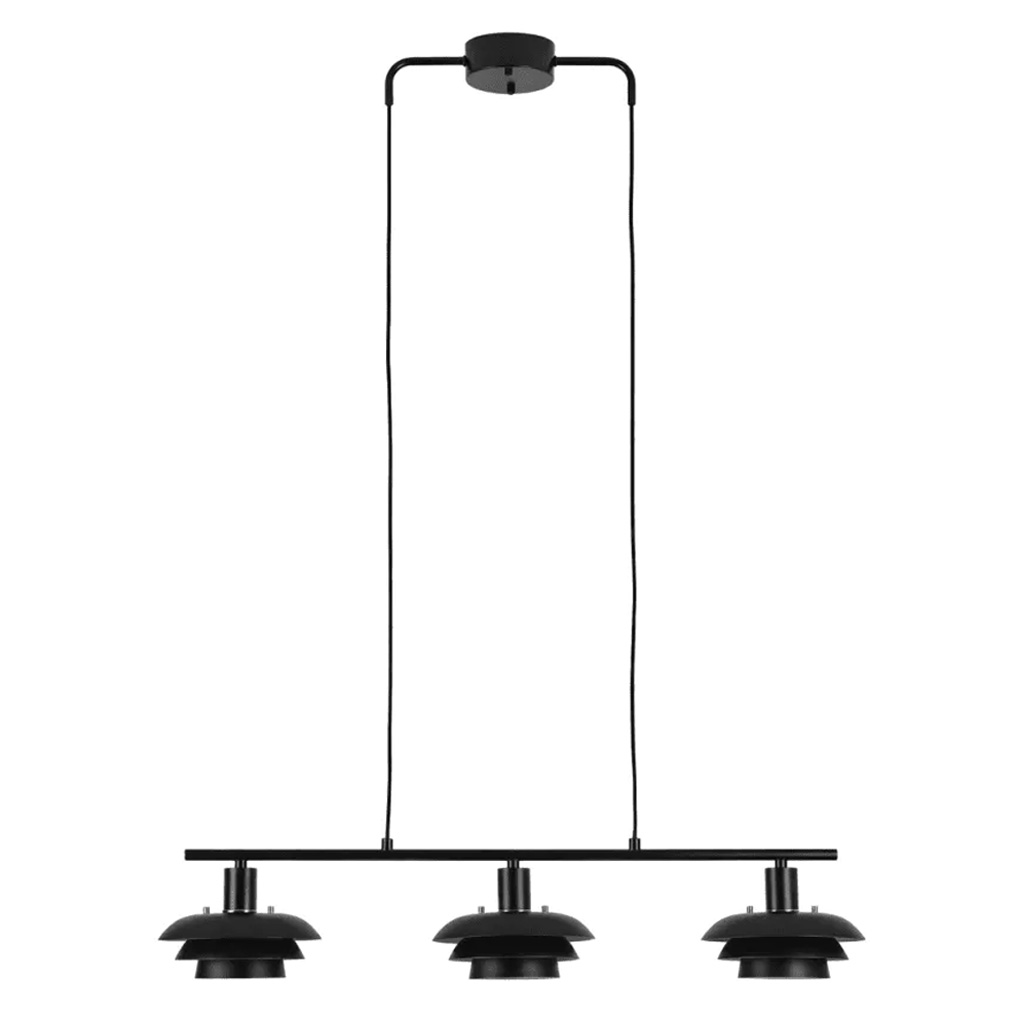 Stealth 86cm Sort loftslampe Fra Nordic Lighting - Stealth er en stilfuld loftslampe i sort metal med tre nedadvendte sk&aelig;rme, der giver et behageligt, rettet lys over for eksempel et spisebord eller k&oslash;kken.
