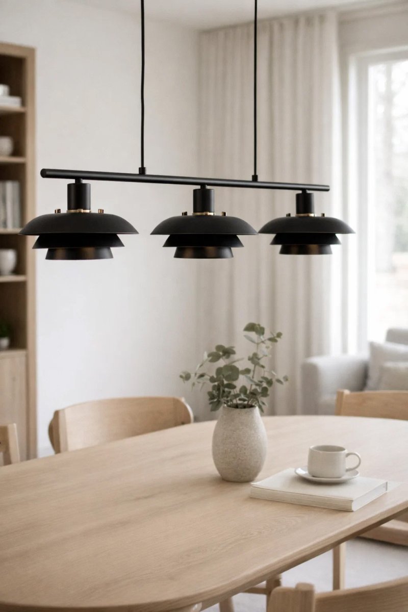 Stealth 86cm Sort loftslampe Fra Nordic Lighting - Stealth er en stilfuld loftslampe i sort metal med tre nedadvendte sk&aelig;rme, der giver et behageligt, rettet lys over for eksempel et spisebord eller k&oslash;kken.