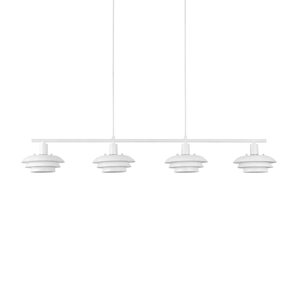 Stealth 120cm Hvid loftslampe Fra Nordic Lighting - Stealth er en stilfuld loftslampe i hvidmetal med fire nedadvendte sk&aelig;rme, der giver et behageligt, rettet lys over for eksempel et spisebord eller k&oslash;kken.