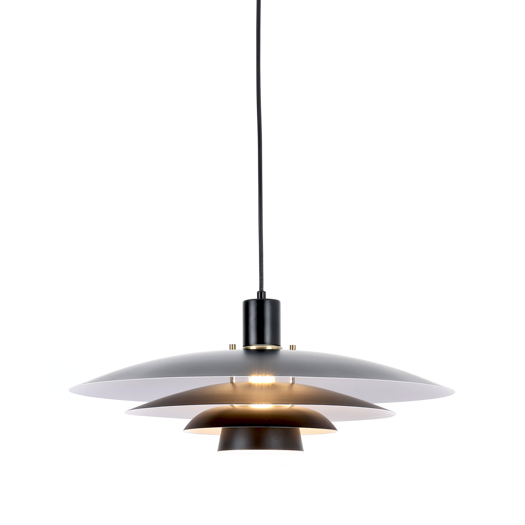 Stealth Ø50 Sort loftslampe Fra Nordic Lighting - Lampen leveres med to s&aelig;t detaljer - knopper og ringe i b&aring;de messing og sort - s&aring; du kan v&aelig;lge udtrykket og tilpasse designet til din indretning.