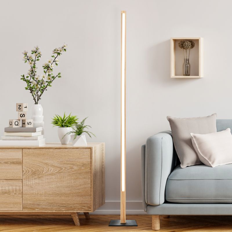 Arion Træ gulvlampe Fra Brilliant - Lampen spreder et varmt hvidt lys på 3000 Kelvin, og med 1400 lumen fungerer den som et supplement til rummets generelle belysning.