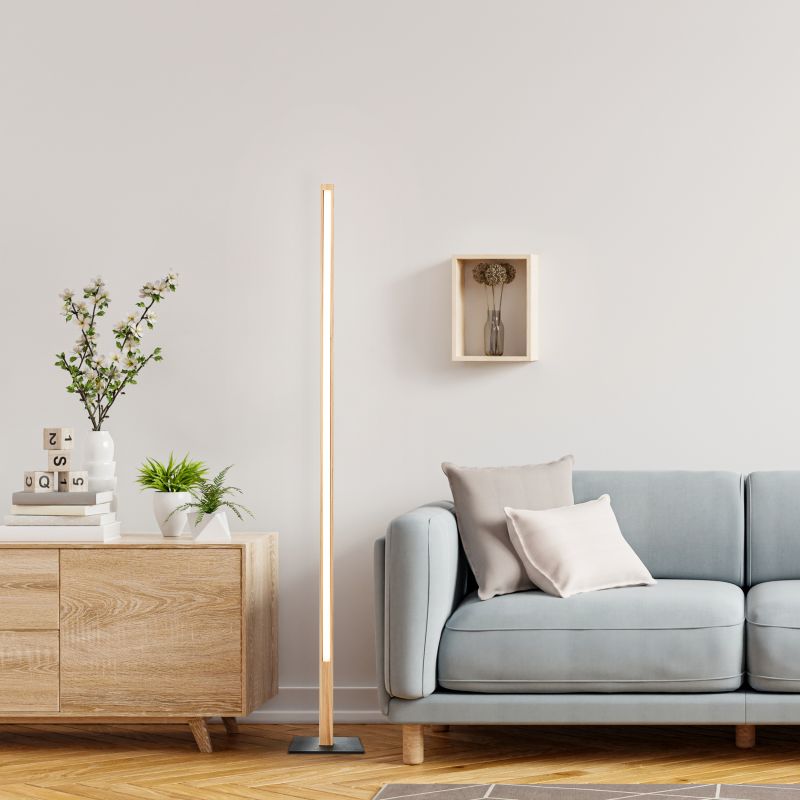 Arion Træ gulvlampe Fra Brilliant - Lampen spreder et varmt hvidt lys på 3000 Kelvin, og med 1400 lumen fungerer den som et supplement til rummets generelle belysning.