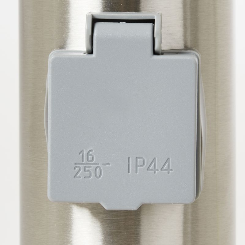 Chorus 50cm Stål pullerter Fra Brilliant - Den er nem at installere, hvor der allerede er en base, og har også en integreret stikkontakt, der gør det muligt at tilslutte haveredskaber eller andet udstyr.