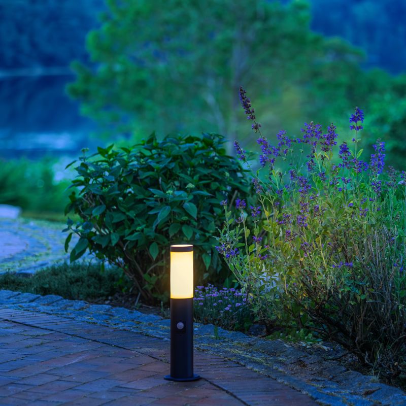 Dody 45cm Sort pullerter Fra Brilliant - Dody er en stilfuld pullert, der er perfekt til indkørsler, gangstier og terrasser.