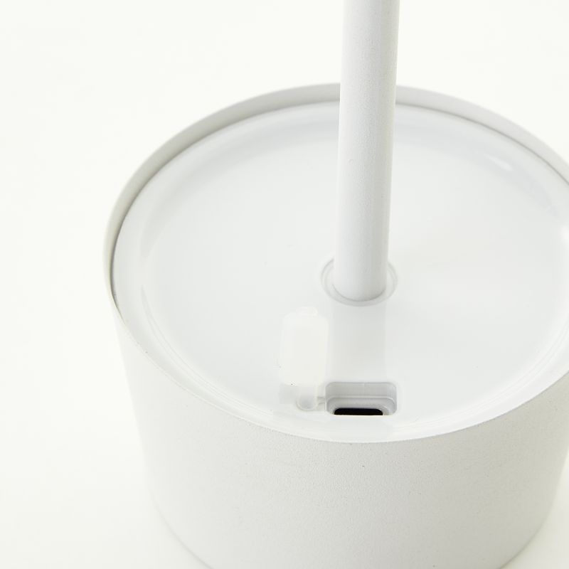 Jona 25cm Hvid bærbar Fra Brilliant - Jona er en lille b&aelig;rbar bordlampe lavet af hvidmetal.