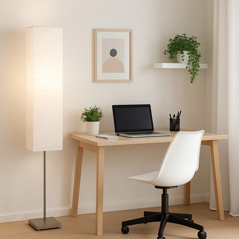 Nerva Sølv/Hvid gulvlampe Fra Brilliant - Nerva er en dekorativ gulvlampe, der skaber en stemningsfuld atmosfære i stuen med sit elegante design.
