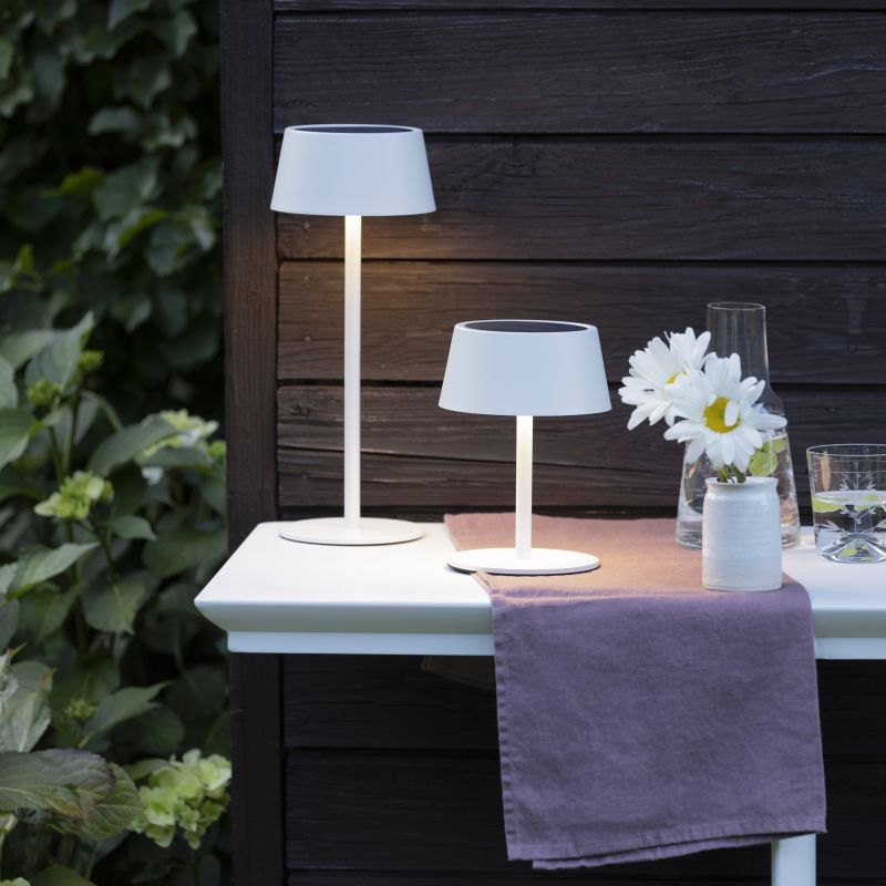 Picco 30cm Hvid solcellelampe Fra Brilliant - Picco er en milj&oslash;venlig, fleksibel og stilfuld belysningsl&oslash;sning, der forvandler din terrasse til et sted for afslapning og atmosf&aelig;re.