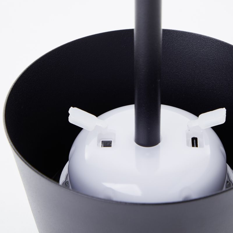 Picco 30cm Sort solcellelampe Fra Brilliant - Picco er en milj&oslash;venlig, fleksibel og stilfuld belysningsl&oslash;sning, der forvandler din terrasse til et sted for afslapning og atmosf&aelig;re.