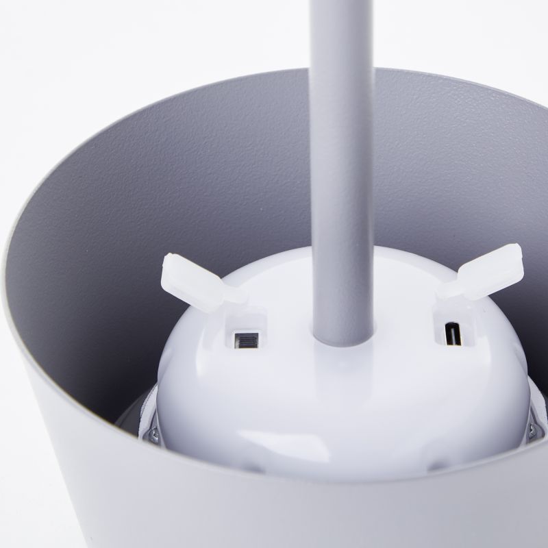 Picco 30cm Grå solcellelampe Fra Brilliant - Picco er en milj&oslash;venlig, fleksibel og stilfuld belysningsl&oslash;sning, der forvandler din terrasse til et sted for afslapning og atmosf&aelig;re.