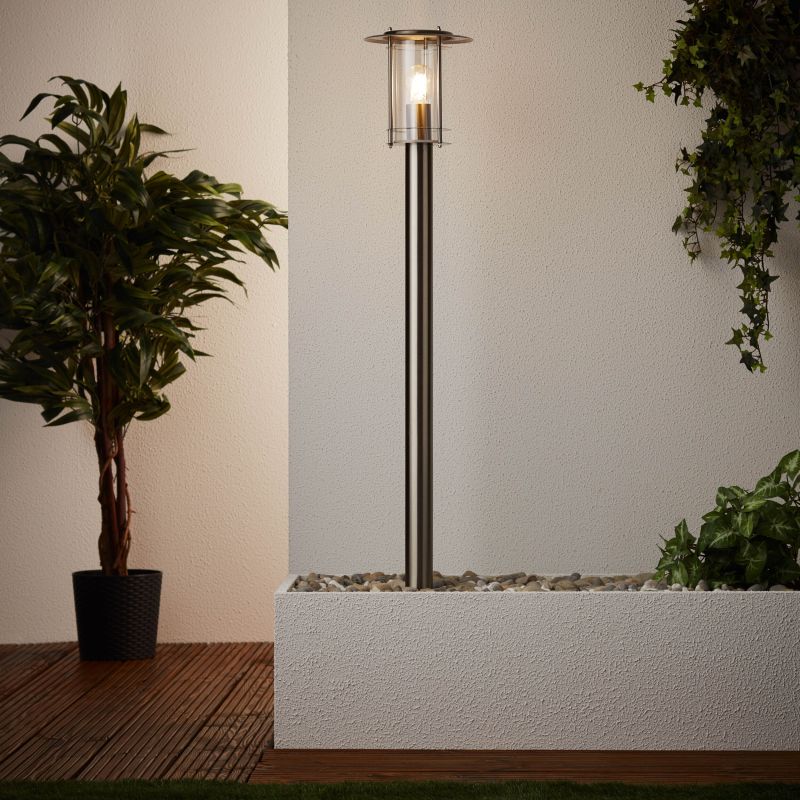 York 100cm Stål pullerter Fra Brilliant - York er en praktisk og dekorativ metalpullert i rustfrit stål, der er designet til at oplyse stier og blomsterbede i haven.