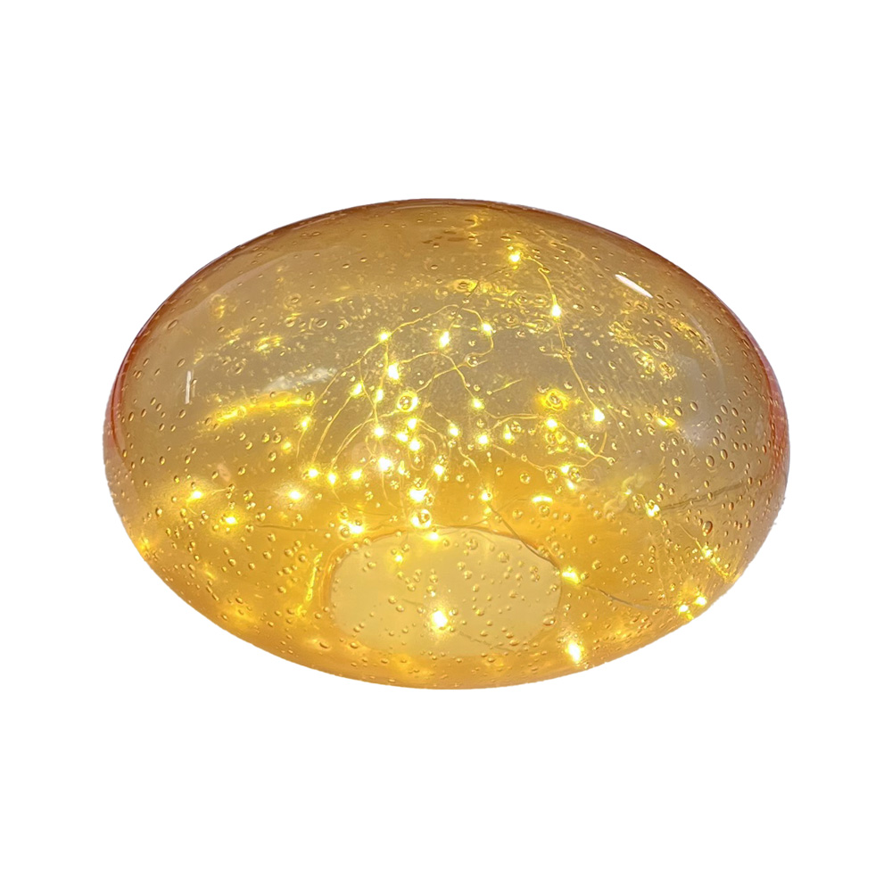 Sten 15cm Beige bordlampe Fra Pixie Design - Den er udstyret med en timer og en praktisk 5-trins lysd&aelig;mper til at justere lyset efter behov, hvilket g&oslash;r den perfekt til b&aring;de arbejdsbelysning og hyggelig aftenbelysning.