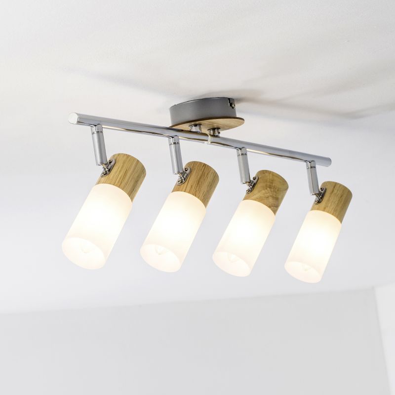 Babsan 4 Træ spotlight Fra Brilliant - Lampen kan monteres både i loftet og på væggen og er altid et stilfuldt indslag.