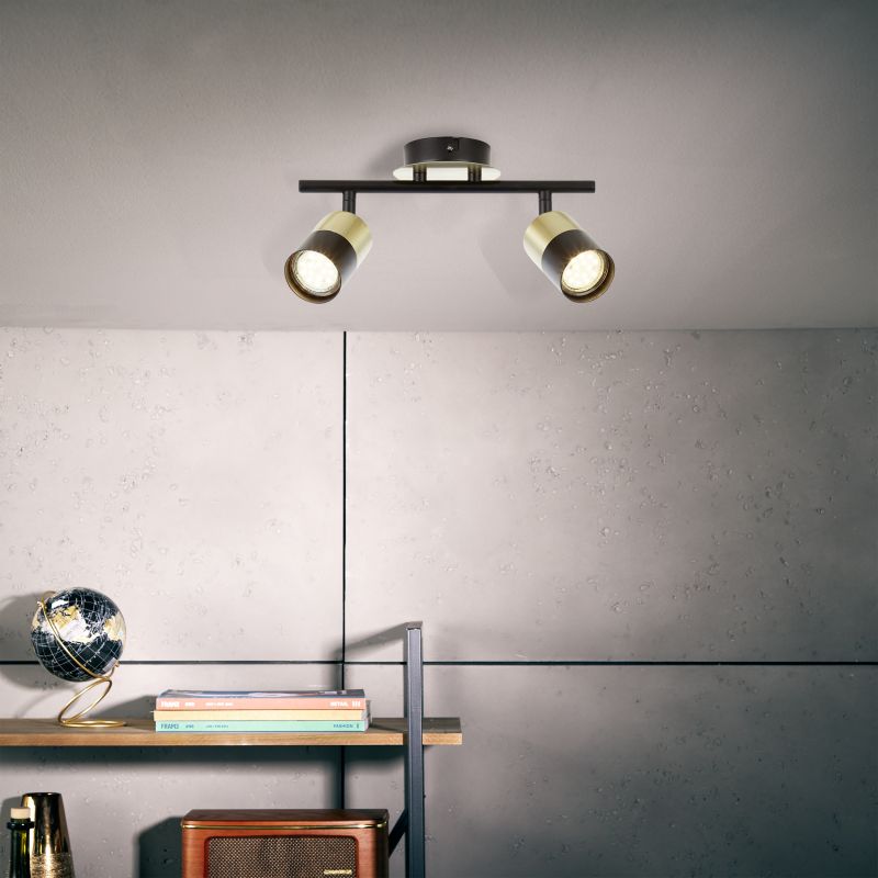 Maribel 2 Sort/børstet messing spotlight Fra Brilliant - Den kan monteres både i loftet og på væggen og har justerbare lampehoveder, der gør det muligt at styre lyset derhen, hvor det er nødvendigt - fra at fremhæve detaljer til at oplyse hele rummet.