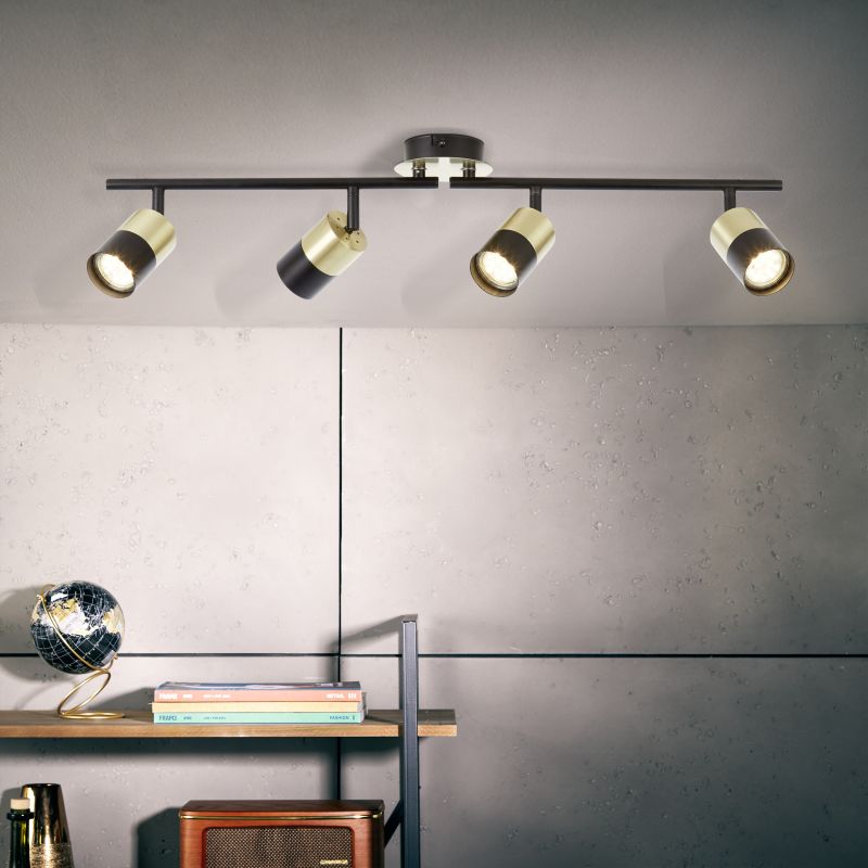 Maribel 4 Sort/børstet messing spotlight Fra Brilliant - Den kan monteres både i loftet og på væggen og har justerbare lampehoveder, der gør det muligt at styre lyset derhen, hvor det er nødvendigt - fra at fremhæve detaljer til at oplyse hele rummet.