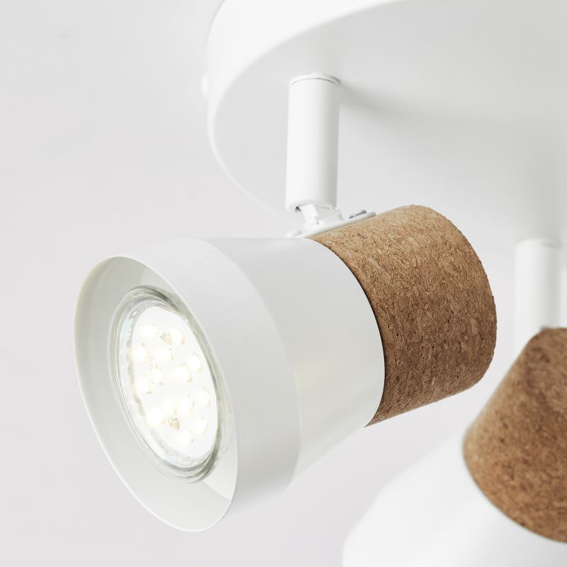 Moka 3 Hvid spotlight Fra Brilliant - De justerbare lampehoveder giver dig mulighed for at rette lyset derhen, hvor det er n&oslash;dvendigt, uanset om lampen er monteret i loftet eller p&aring; v&aelig;ggen.