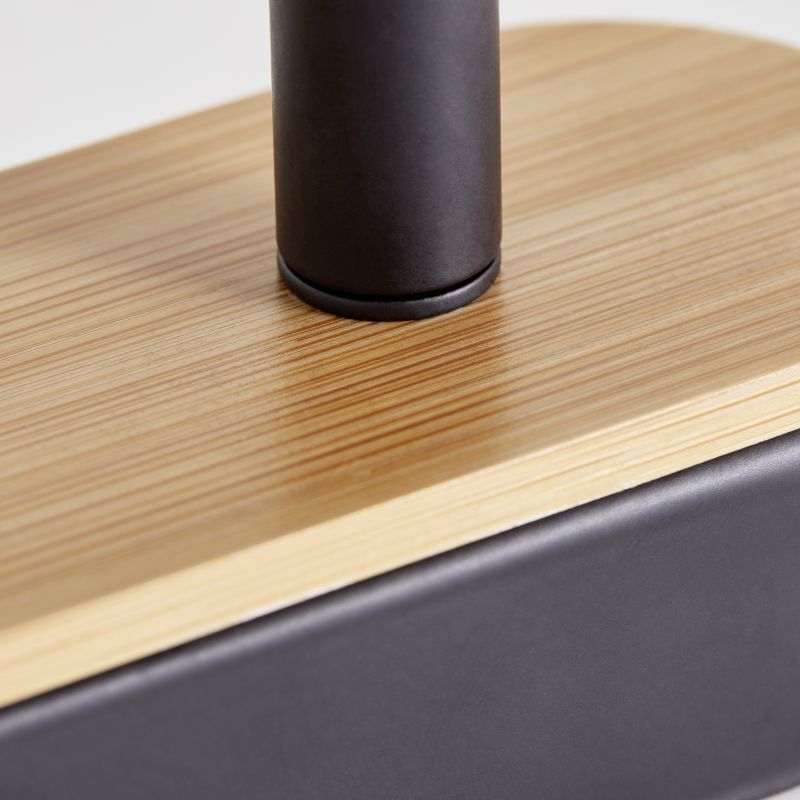 Niels 2 Sort spotlight Fra Brilliant - Lampen er lavet af metal og bambus - et fornyeligt og miljøvenligt materiale, der giver en varm og indbydende følelse og bidrager til en behagelig atmosfære.