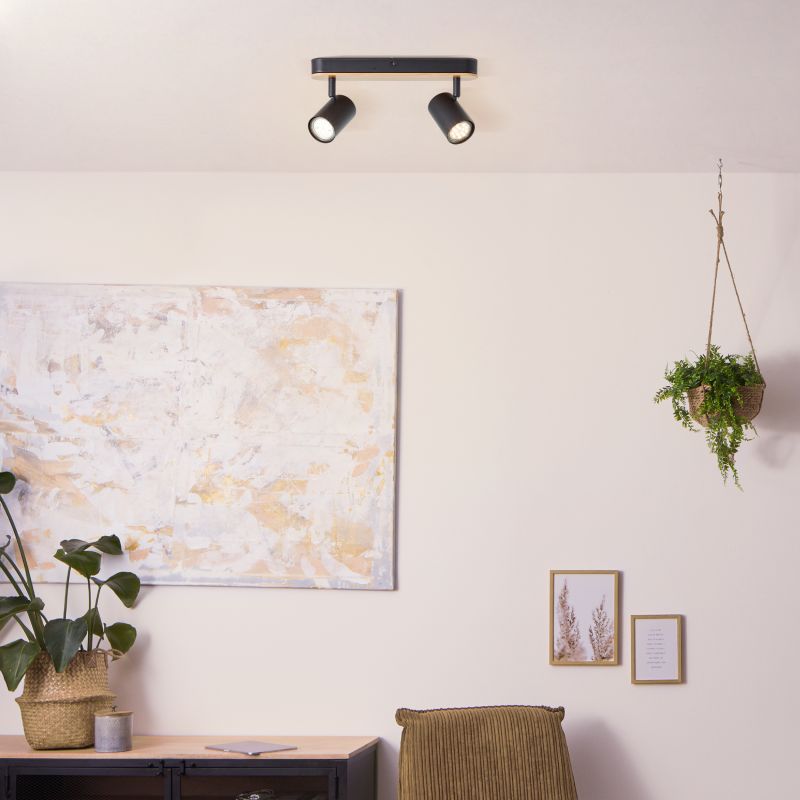 Niels 2 Sort spotlight Fra Brilliant - Lampen er lavet af metal og bambus - et fornyeligt og miljøvenligt materiale, der giver en varm og indbydende følelse og bidrager til en behagelig atmosfære.