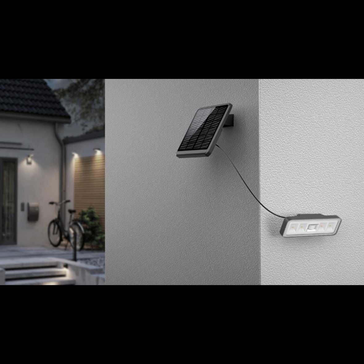 Batteridrevet projektør med sensor Sort solcellelampe Fra Designlight - Hvis armaturet registrerer bev&aelig;gelse, lyser det med 100% lysstyrke (1000lm) i 18 sekunder, f&oslash;r det derefter lyser med et grundlys p&aring; cirka 30-50lm.