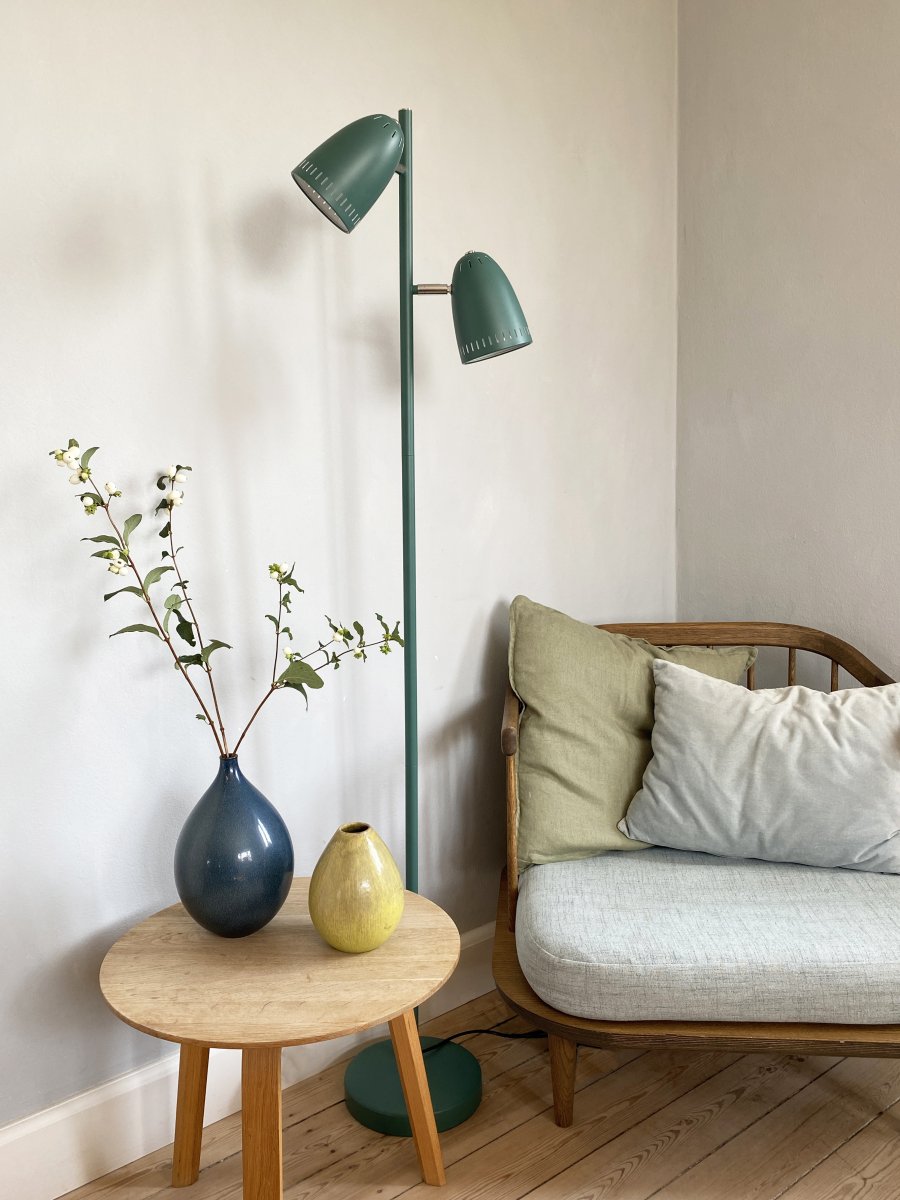 Dynamo 2 Grøn gulvlampe Fra Superliving - Dynamo gulvlampe i mat metal i en gr&oslash;n/bl&aring; farve har to justerbare sk&aelig;rme, hvilket g&oslash;r den b&aring;de funktionel og stilfuld.