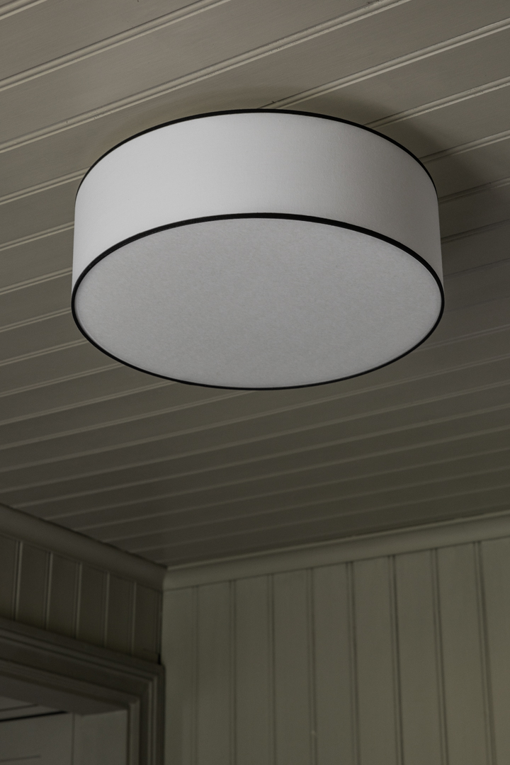 Theo Ø48 Hvid/sort plafond Fra Alde & Lind - De sorte kantb&aring;nd giver et klassisk udtryk og passer ind i de fleste hjem.