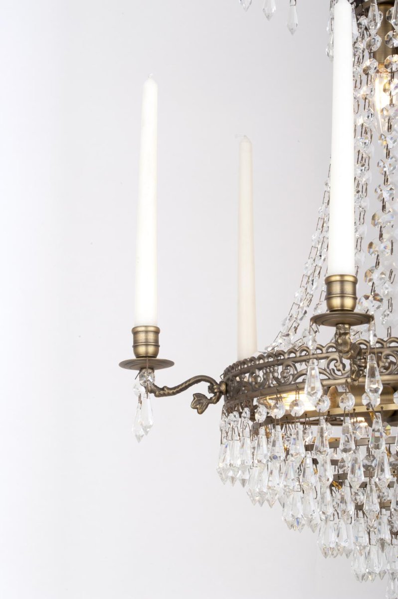 Empire Classic Ø55 Antik messing krystal Fra Norrsken Design - Denne storslåede krystallysekrone med en antik finish tilføjer en tidløs følelse af elegance og charme til ethvert rum.