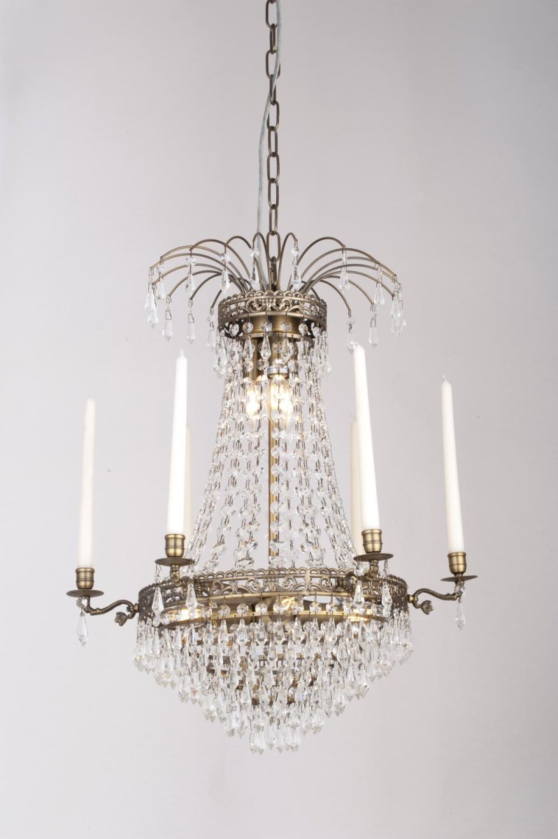 Empire Classic Ø55 Antik messing krystal Fra Norrsken Design - Denne storslåede krystallysekrone med en antik finish tilføjer en tidløs følelse af elegance og charme til ethvert rum.