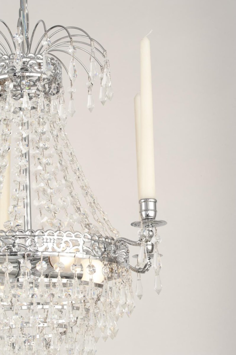 Empire Classic Ø50 Chrom krystal Fra Norrsken Design - Den glitrende krystal fanger lyset og spreder en blød glød, hvilket skaber et indbydende og glamourøst miljø.