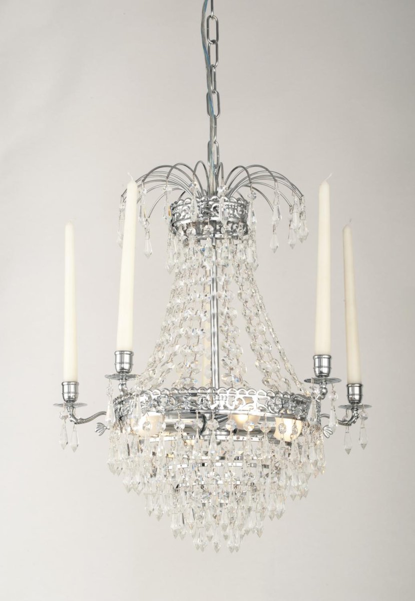 Empire Classic Ø50 Chrom krystal Fra Norrsken Design - Den glitrende krystal fanger lyset og spreder en blød glød, hvilket skaber et indbydende og glamourøst miljø.