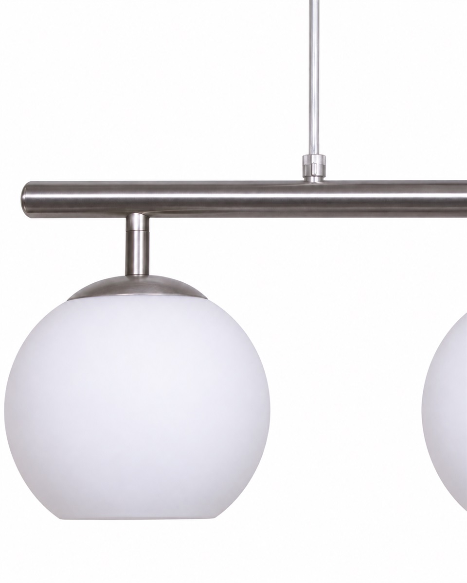 Globi 4 78cm Nikkel loftslampe Fra Nordic Lighting - Metaloph&aelig;nget i en mat nikkelfinish giver et elegant og grafisk udtryk, mens de fire runde opalglaskupler spreder et behageligt og j&aelig;vnt lys i rummet.