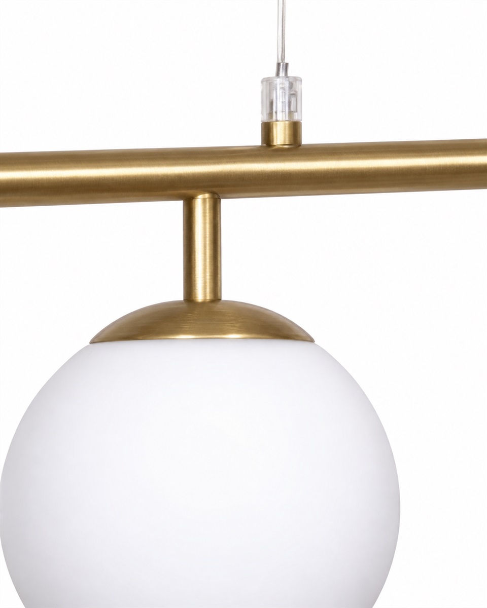 Globi 4 78cm Børstet messing/hvid loftslampe Fra Nordic Lighting - Metalophænget i børstet messingfinish giver et elegant og grafisk udtryk, mens de fire runde opalglaskupler spreder et behageligt og jævnt lys i rummet.