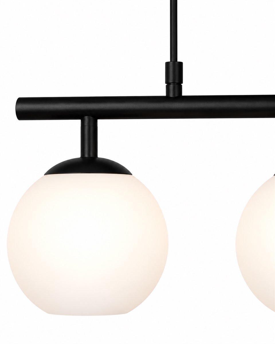 Globi 4 78cm Sort og hvid loftslampe Fra Nordic Lighting - Globi bliver et dekorativt blikfang, der passer lige godt i moderne hjem som i mere klassiske miljøer.