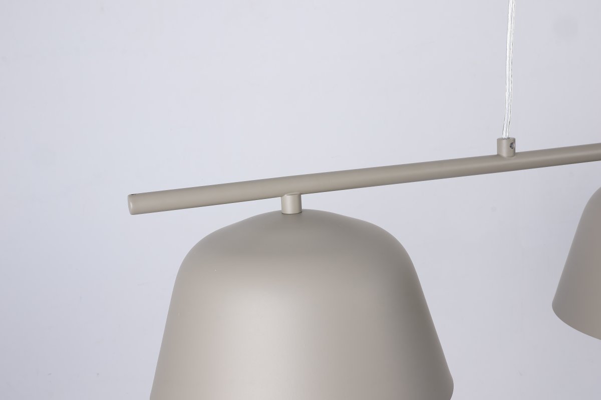 Pop 142cm Beige loftslampe Fra Nordic Lighting - Pop er en stilfuld loftslampe i metal med en bl&oslash;d, beige finish, der giver et roligt og moderne indtryk.