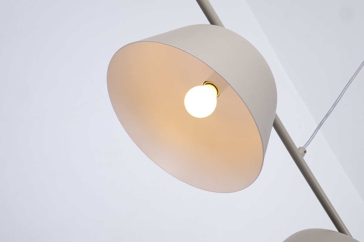 Pop 142cm Beige loftslampe Fra Nordic Lighting - Pop er en stilfuld loftslampe i metal med en bl&oslash;d, beige finish, der giver et roligt og moderne indtryk.