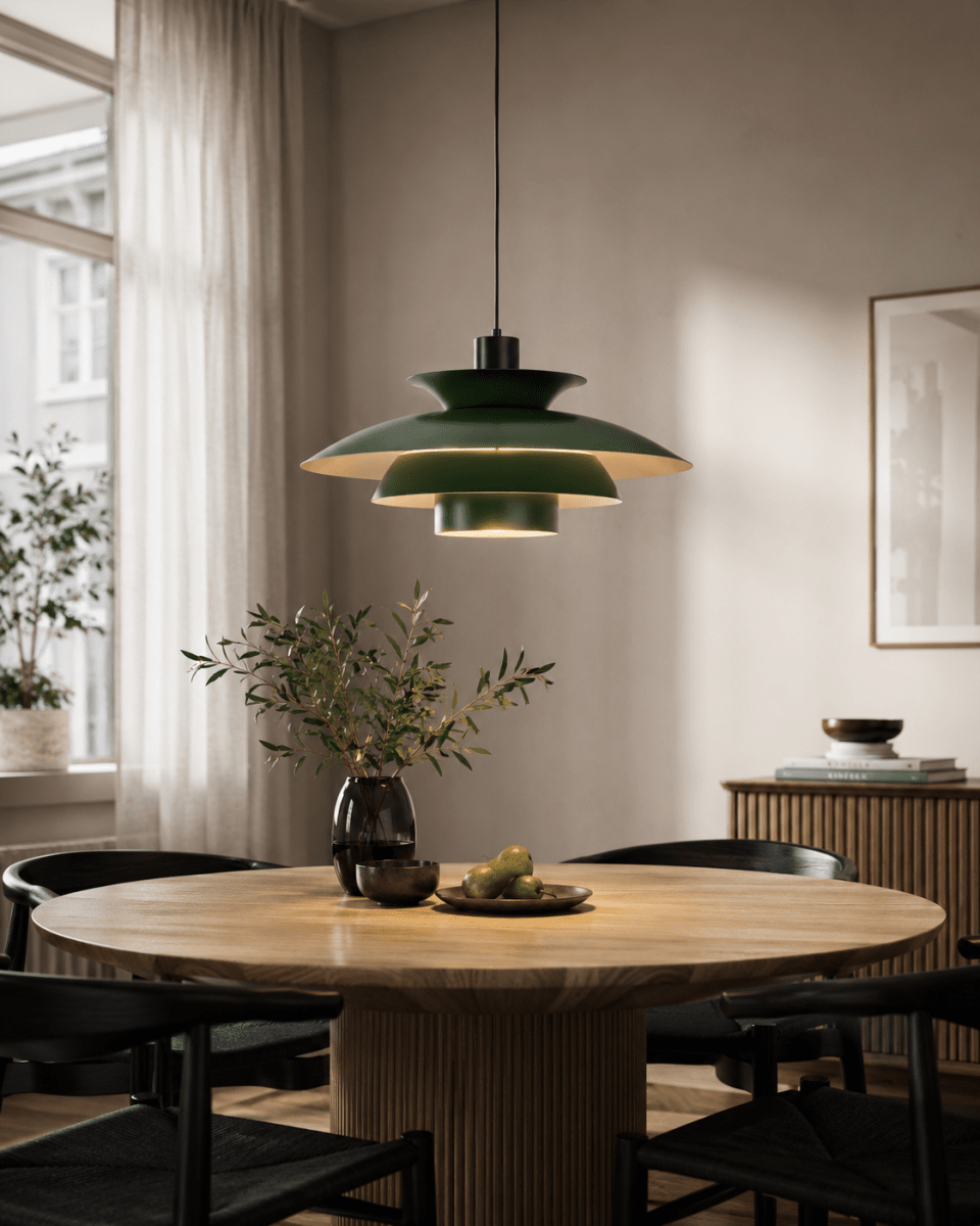 Stealth 2 Ø50 Grøn loftslampe Fra Nordic Lighting - Den er lavet af gr&oslash;nt metal med sorte detaljer og skaber et elegant og harmonisk udtryk.