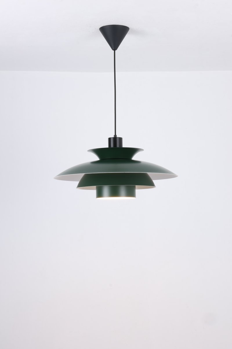 Stealth 2 Ø50 Grøn loftslampe Fra Nordic Lighting - Den er lavet af gr&oslash;nt metal med sorte detaljer og skaber et elegant og harmonisk udtryk.