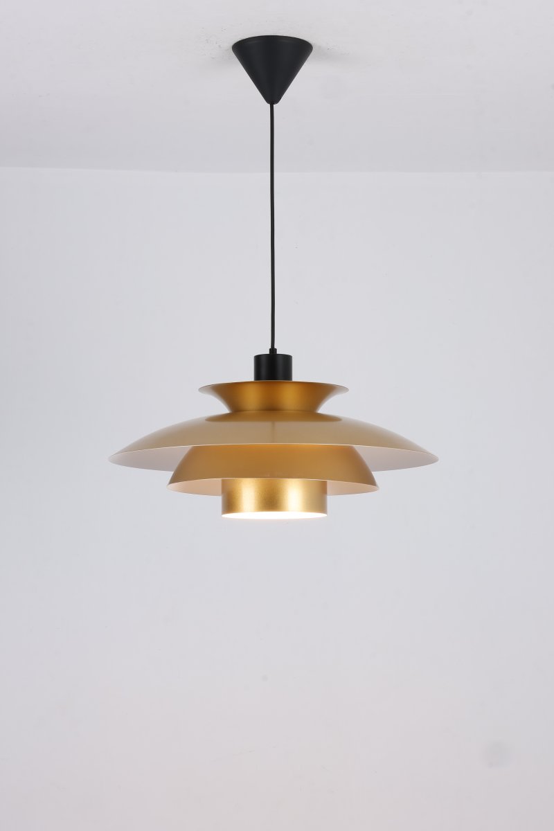 Stealth 2 Ø50 Guld loftslampe Fra Nordic Lighting - Den er lavet af metal med en gylden finish og har et elegant og harmonisk udtryk.