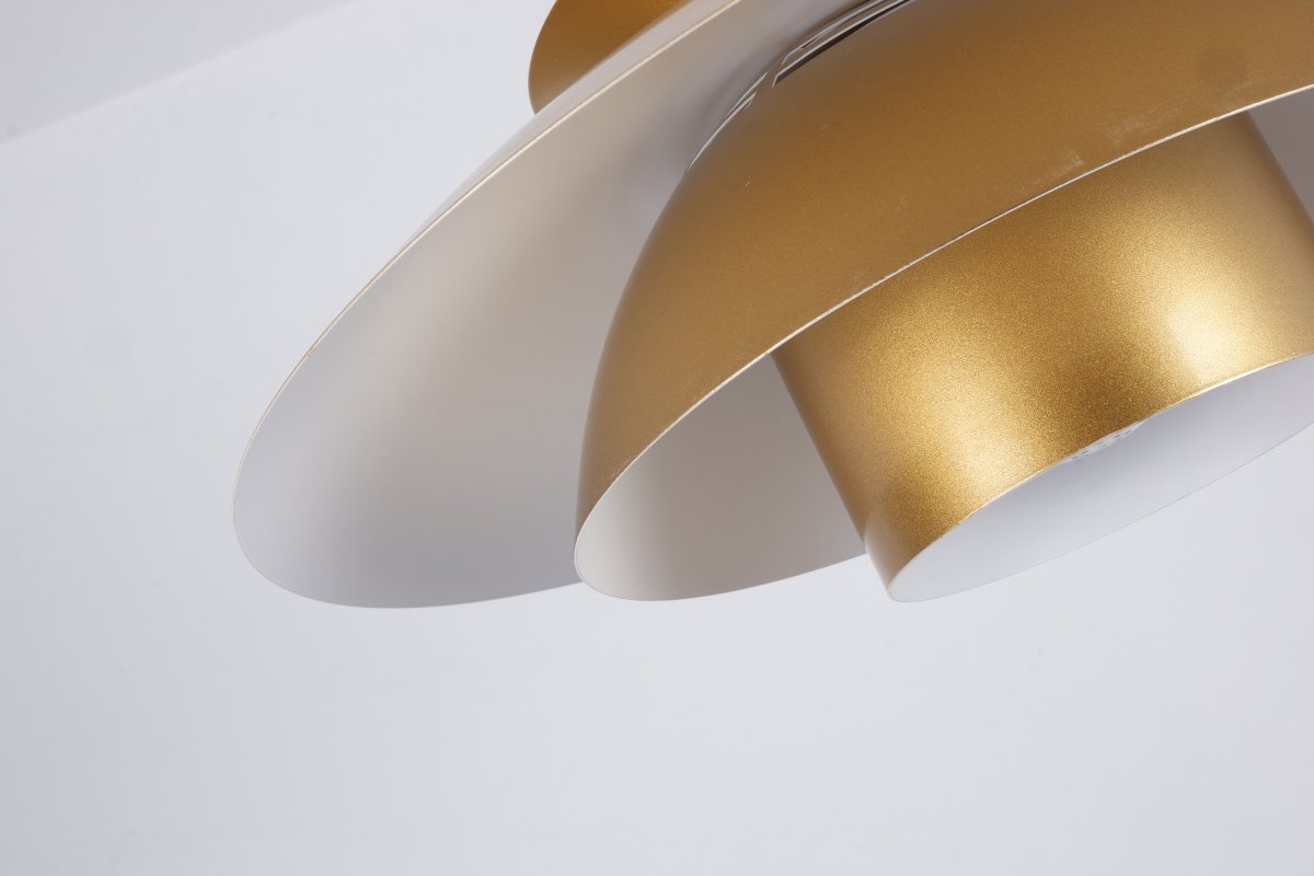 Stealth 2 Ø50 Guld loftslampe Fra Nordic Lighting - Den er lavet af metal med en gylden finish og har et elegant og harmonisk udtryk.