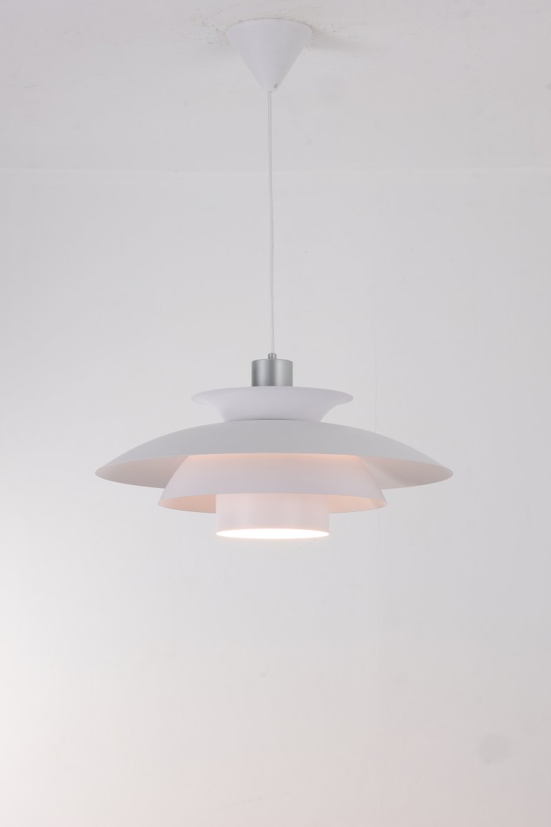Stealth 2 Ø50 Hvid loftslampe Fra Nordic Lighting - Den er lavet af hvidmetal med s&oslash;lvdetaljer og skaber et elegant og harmonisk udtryk.